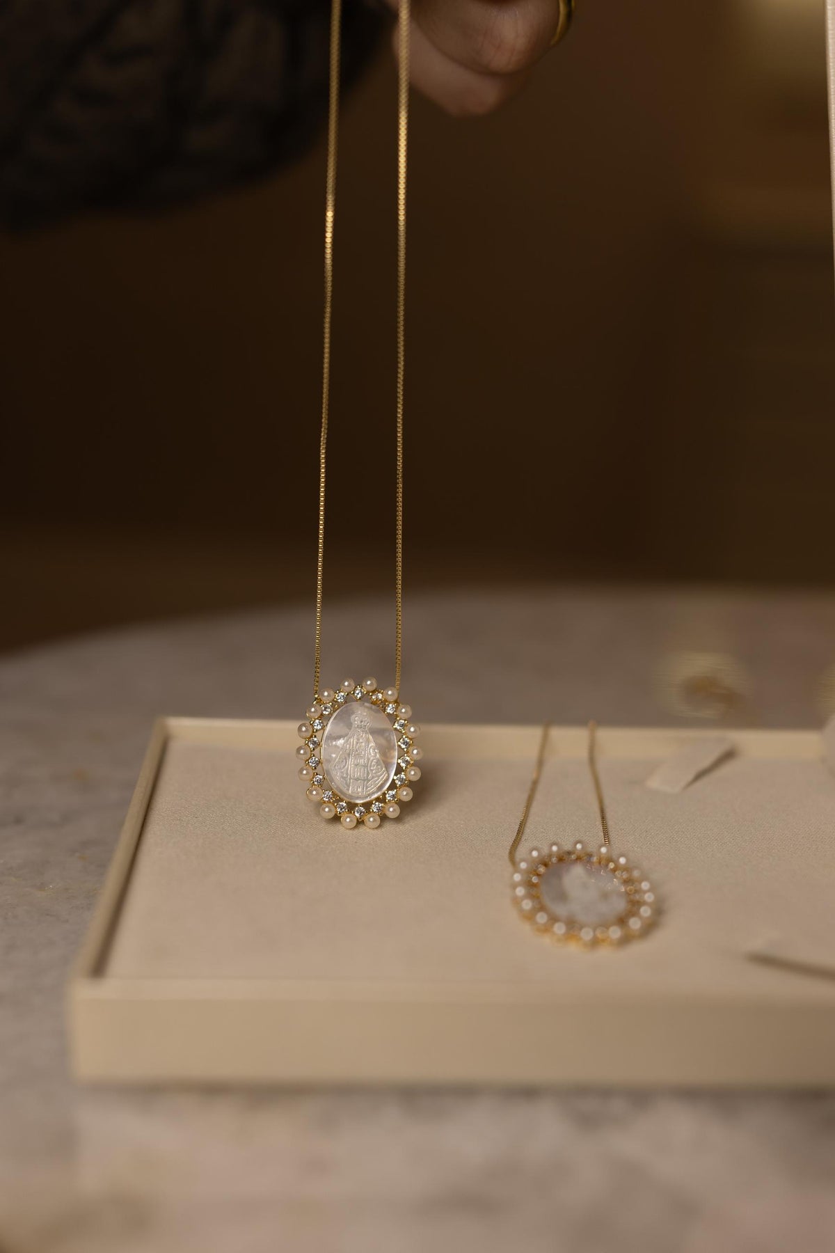 Colar Madrepérola Oval e Pérolas Dourado