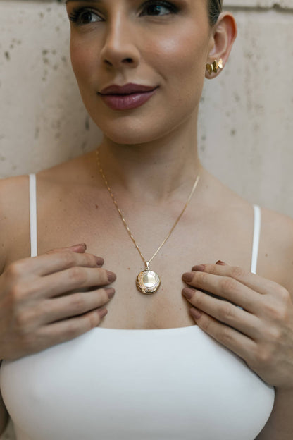 Colar Relicário Borda Trabalhada Dourado