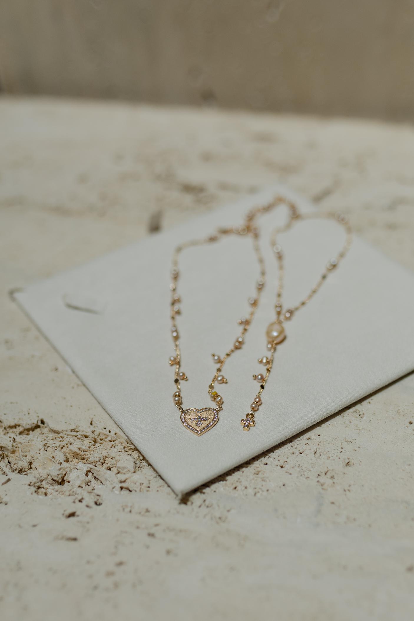 Colar Longo Pérolas Água Doce Coração e Crucifixo Dourado