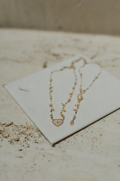 Colar Longo Pérolas Água Doce Coração e Crucifixo Dourado
