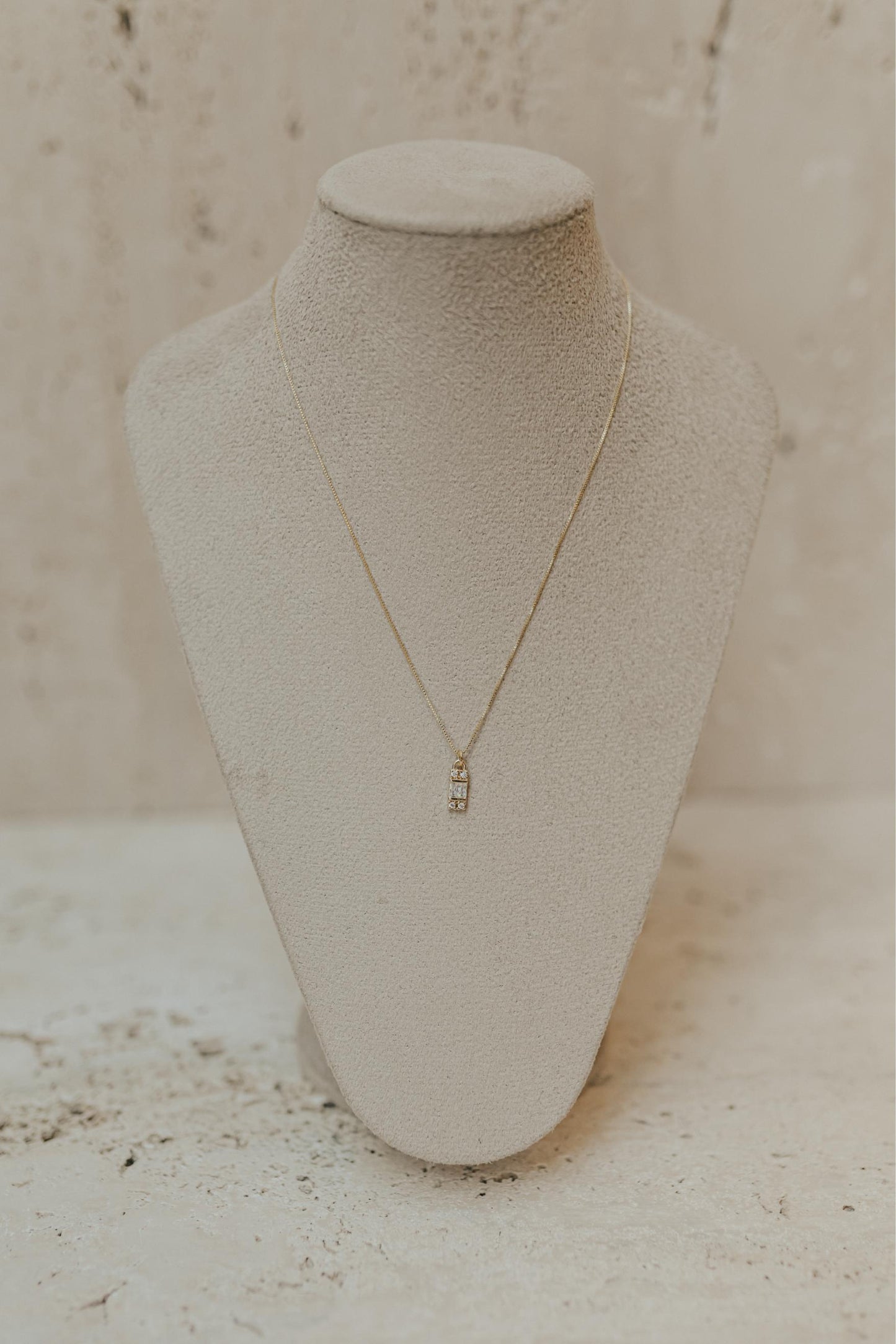 Colar Retangular Vintage Baguete Dourado