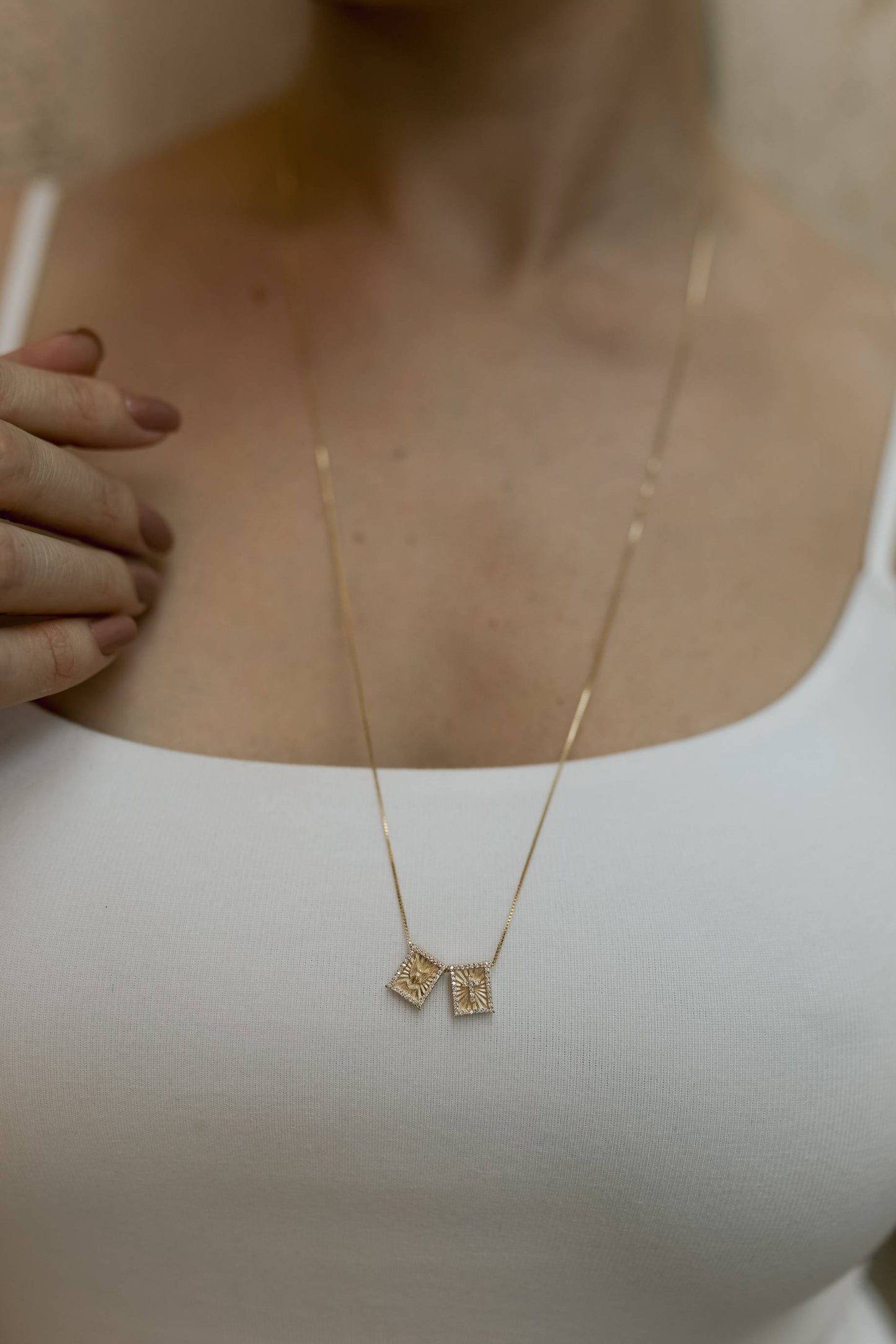 Colar Escapulário Mini Espírito Santo Dourado