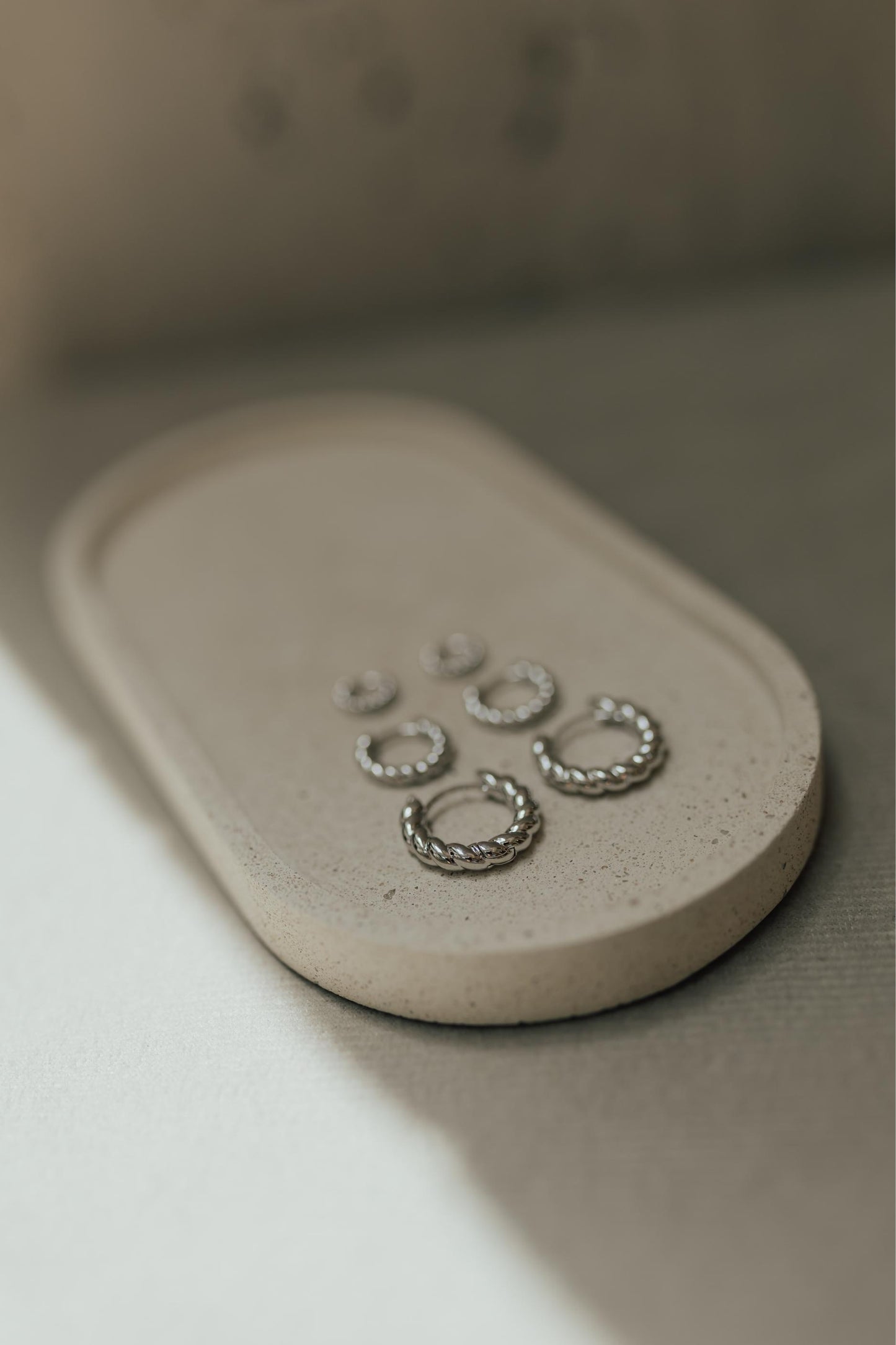 Brinco Argola Torcida Lisa G Ródio Branco