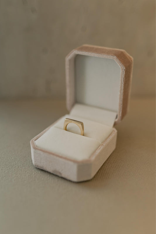 Anel Frente Quadrado Liso Dourado