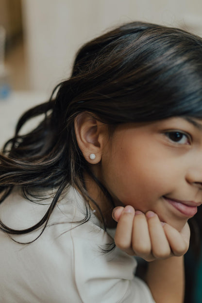 Brinco Pérola Shell 6mm Dourado