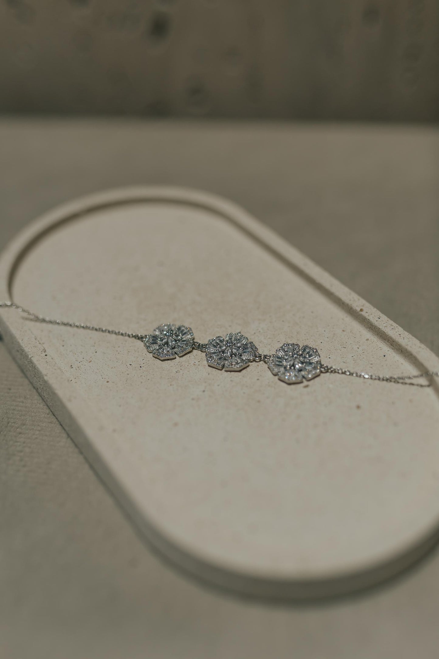 Pulseira Flores Baguete Cristal Ródio Branco