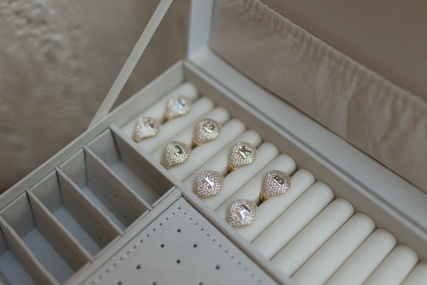 Anel Letra Mix de Banhos Cravejado