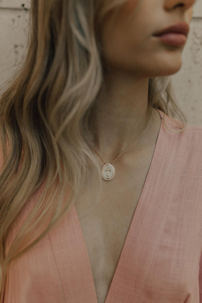 Colar Oval Cravejado Cruz Dourado