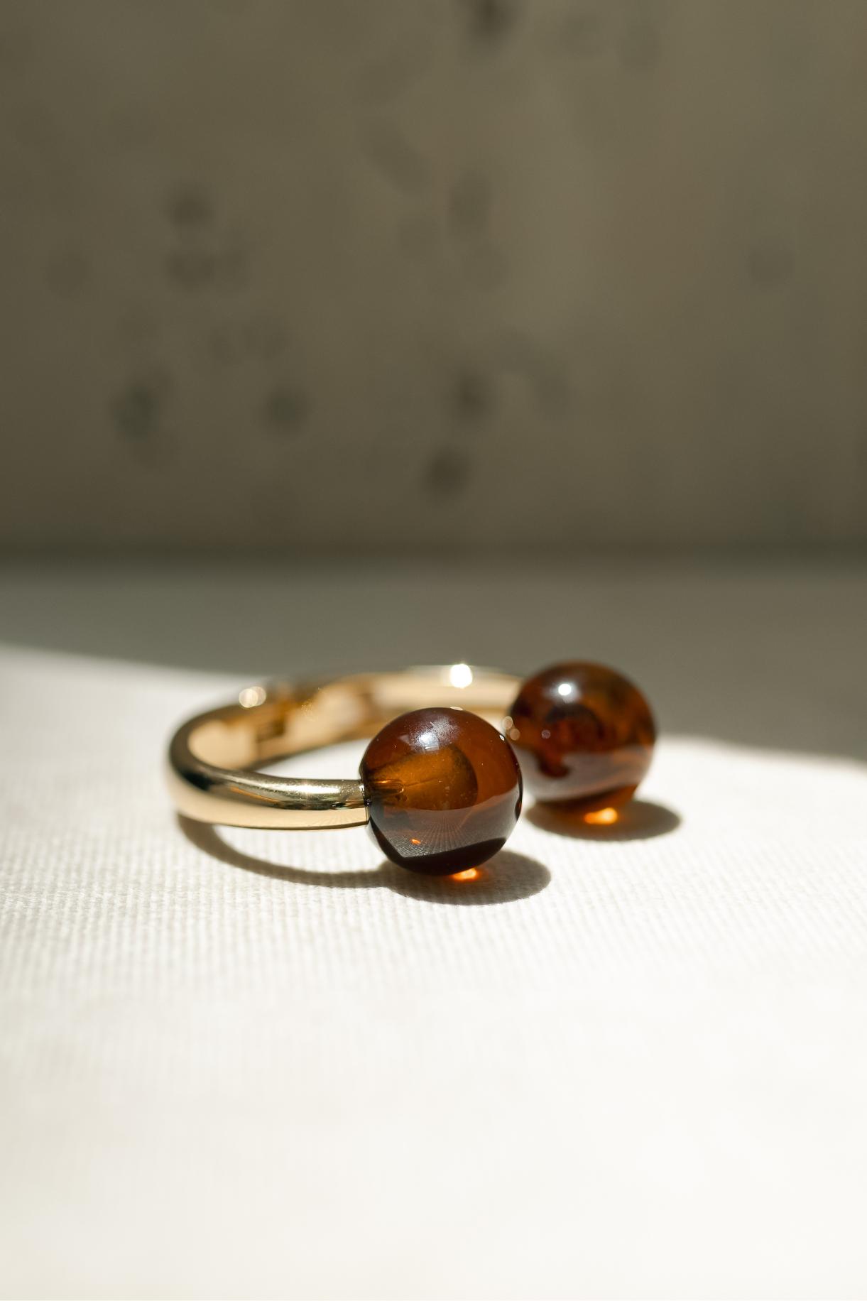 Bracelete Dourado com Bolas de Resina Marrom