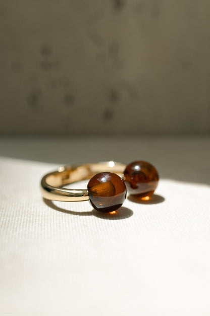 Bracelete Dourado com Bolas de Resina Marrom