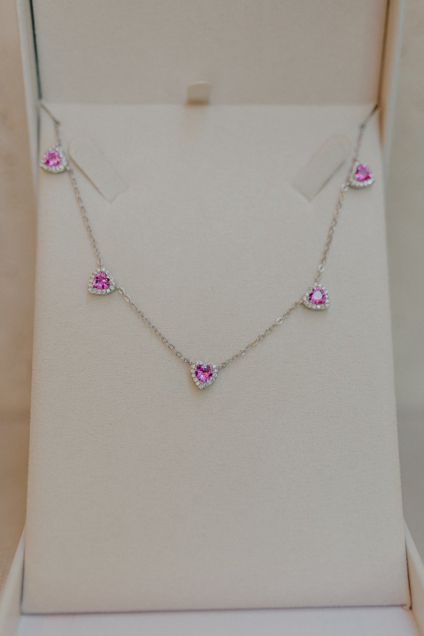Colar Choker 5 Corações Rubelita Ródio Branco