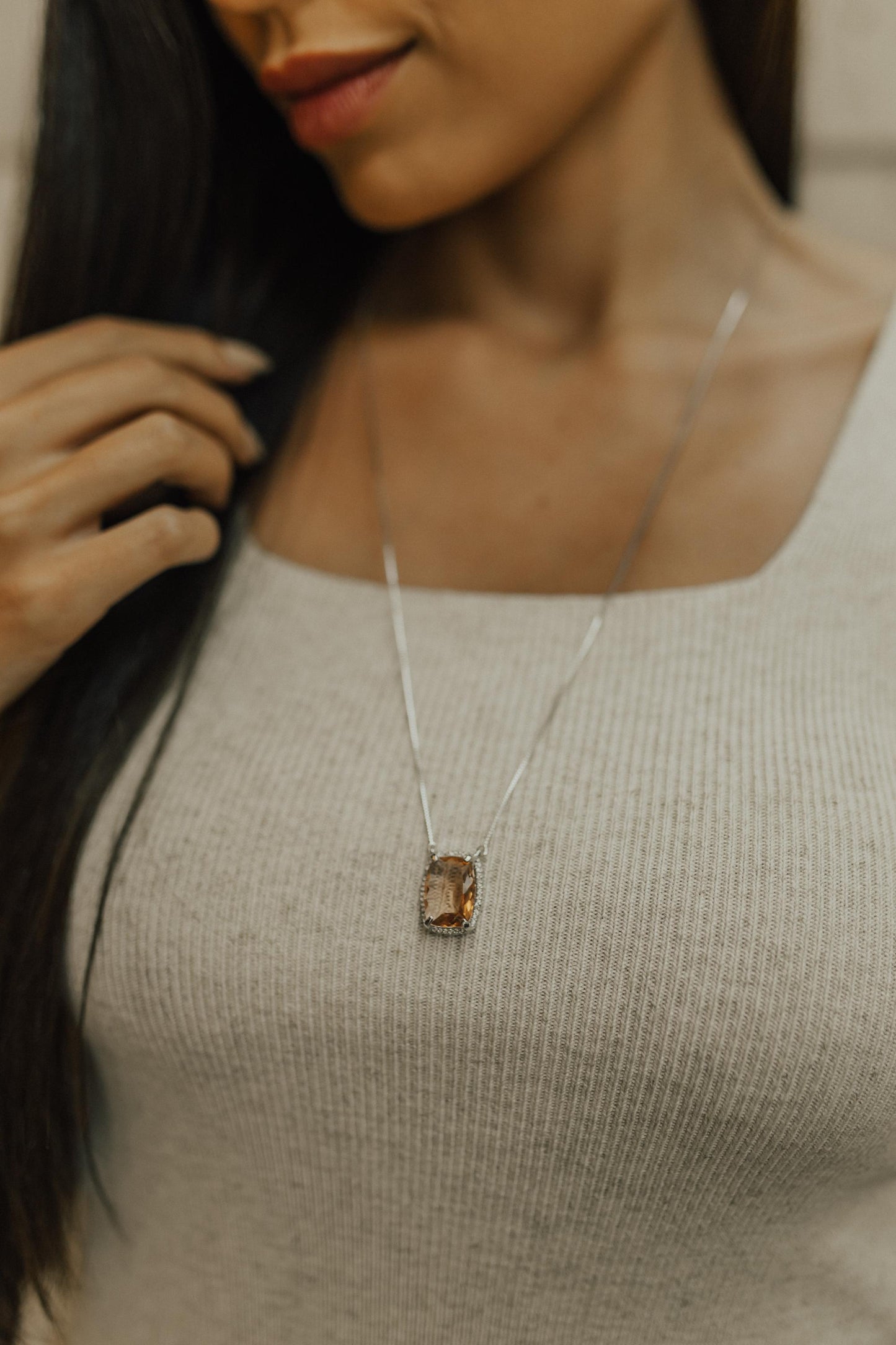 Colar Escapulário Madrepérola Morganita Ródio Branco