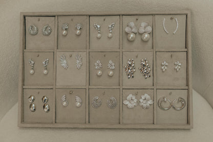 Brinco Flores Liso Ródio Branco