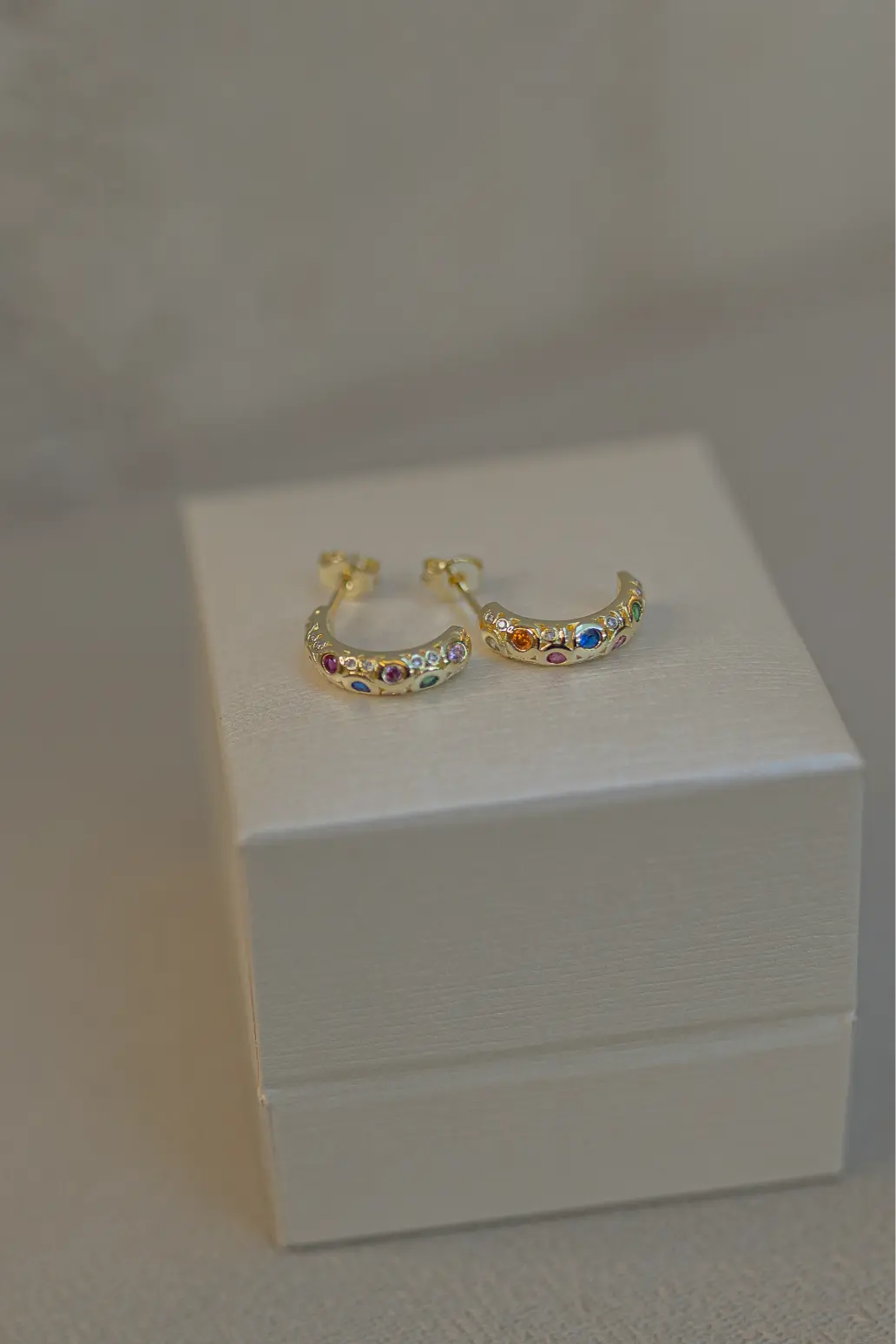 Brinco Meia Argola Rainbow Dourado