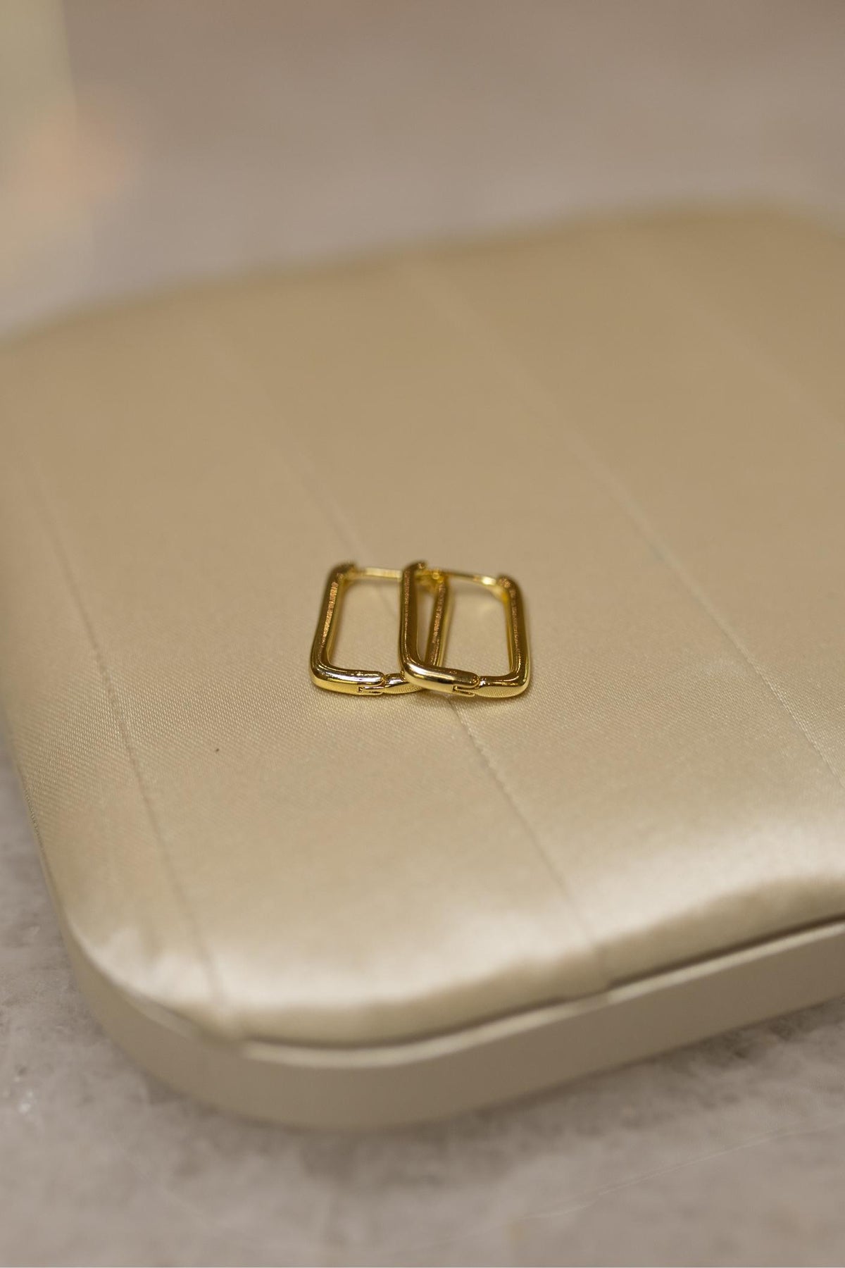 Brinco Argola Retangular M Dourado