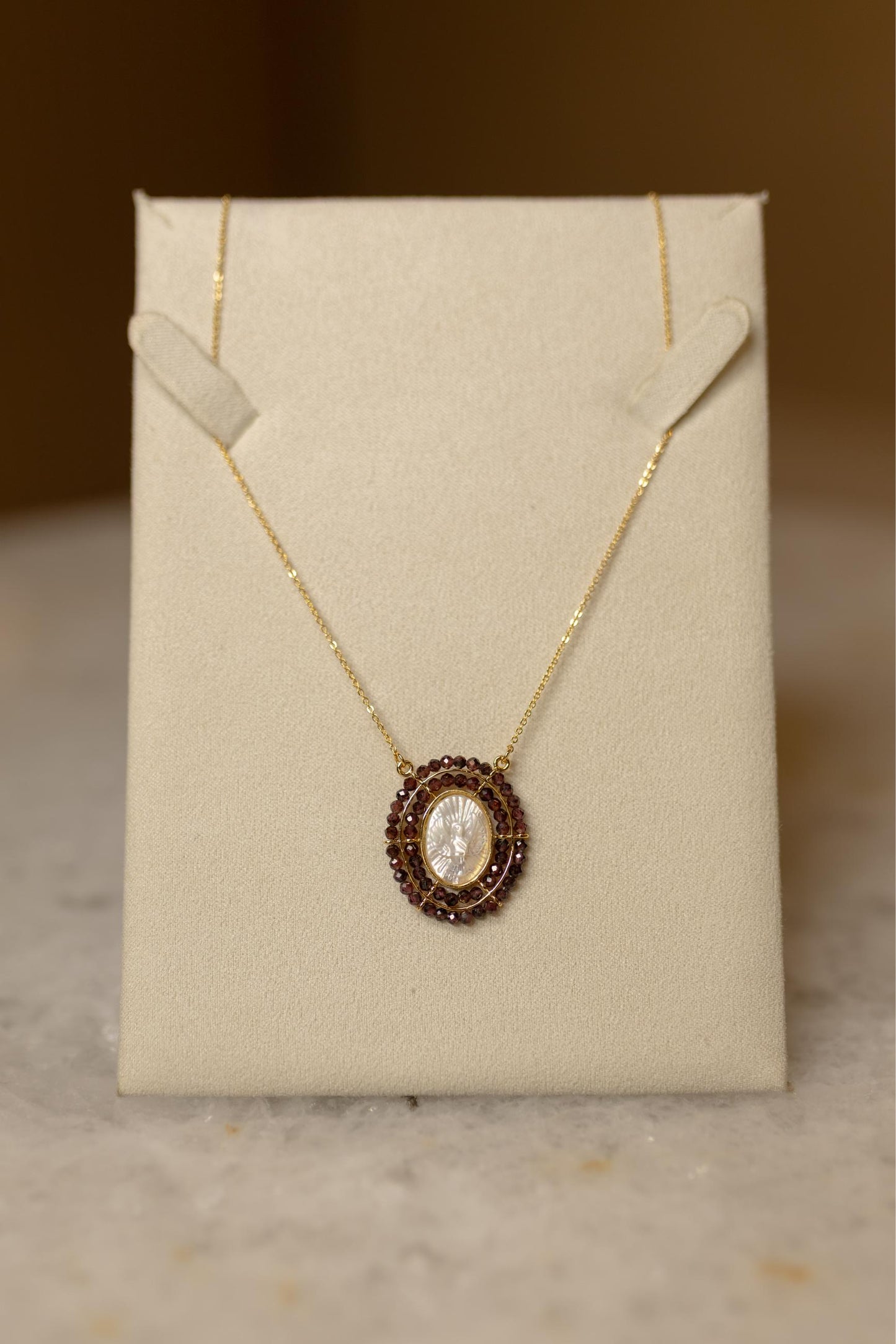 Colar Divino Espirito Santo Madrepérola Granada Dourado