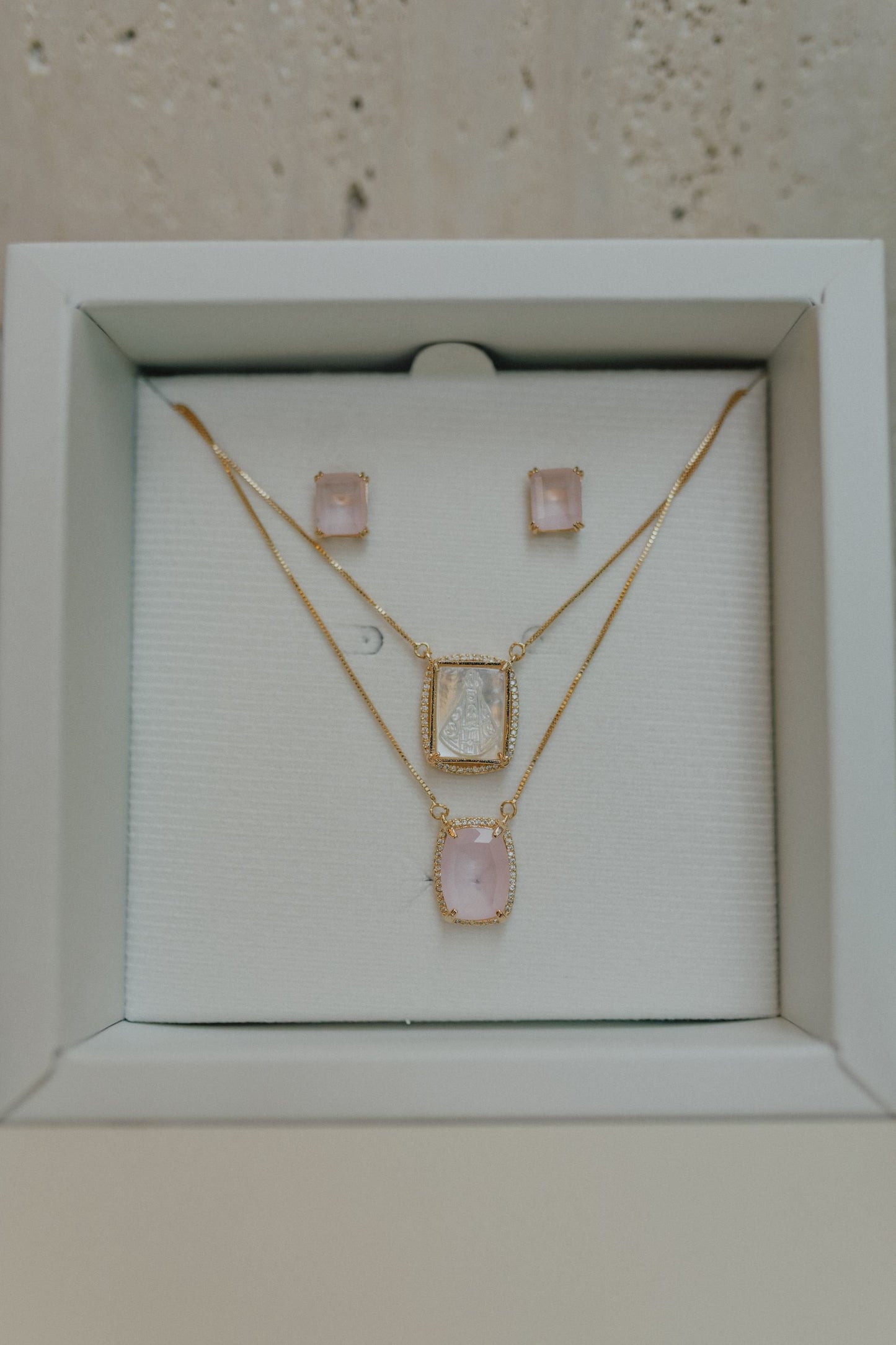 Colar Escapulário Madrepérola Quartzo Rosa Dourado