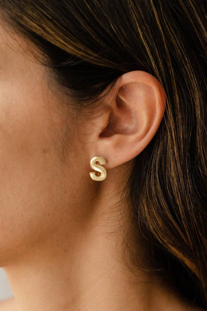 Brinco Argola Click Letra Dourado