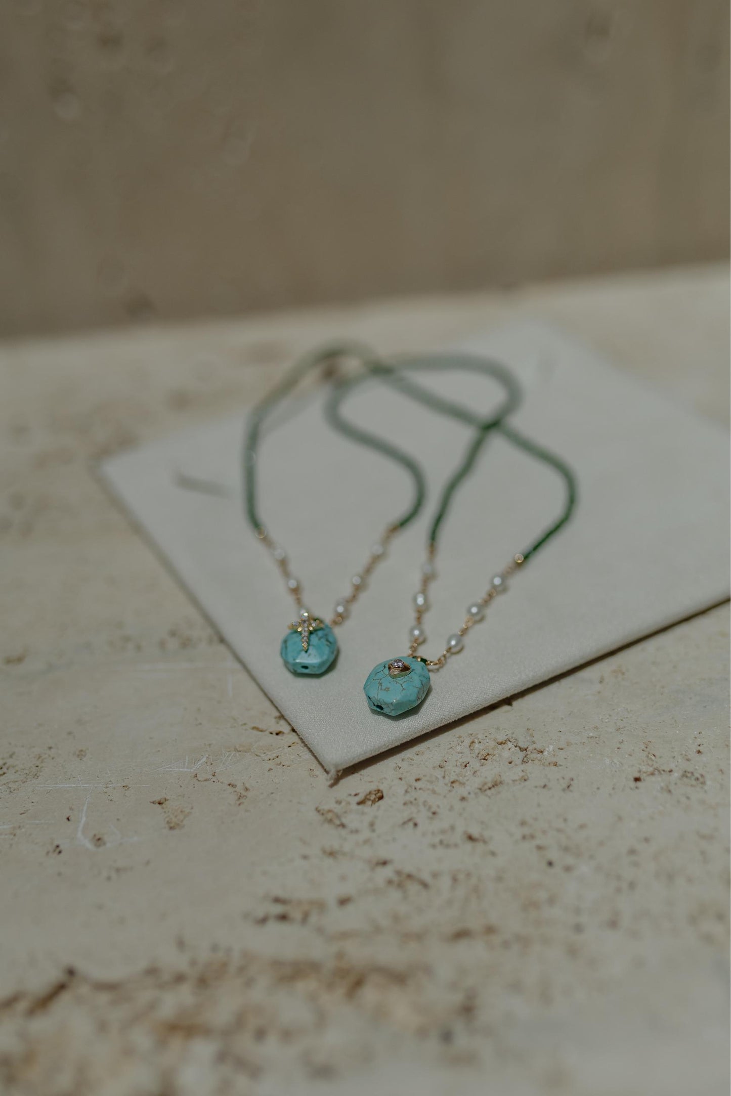 Colar Escapulário Pedra Turquesa Crucifixo e Estrela Dourado