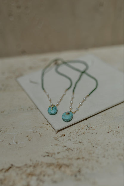 Colar Escapulário Pedra Turquesa Crucifixo e Estrela Dourado