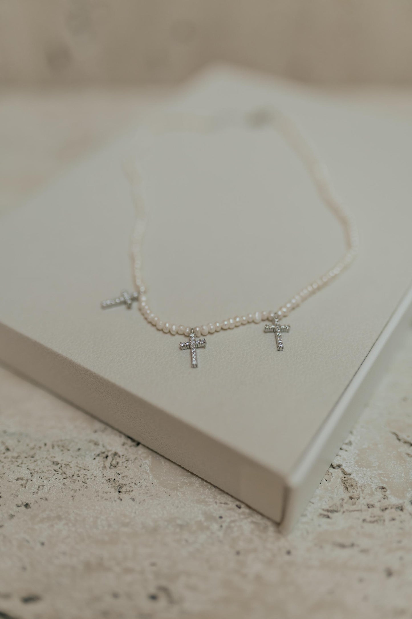 Colar Mini Pérola de Água Doce Crucifixos Prata 925 Ródio Branco