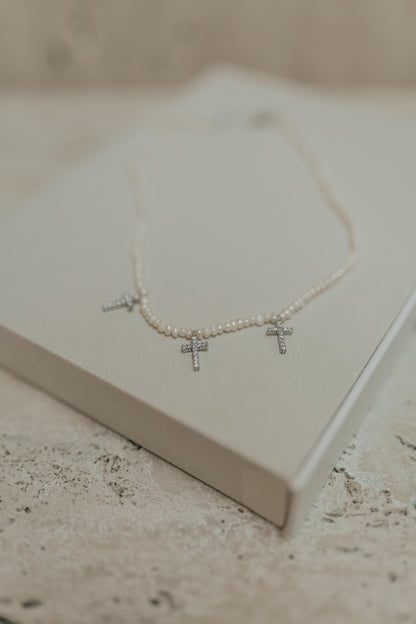 Colar Mini Pérola de Água Doce Crucifixos Prata 925 Ródio Branco