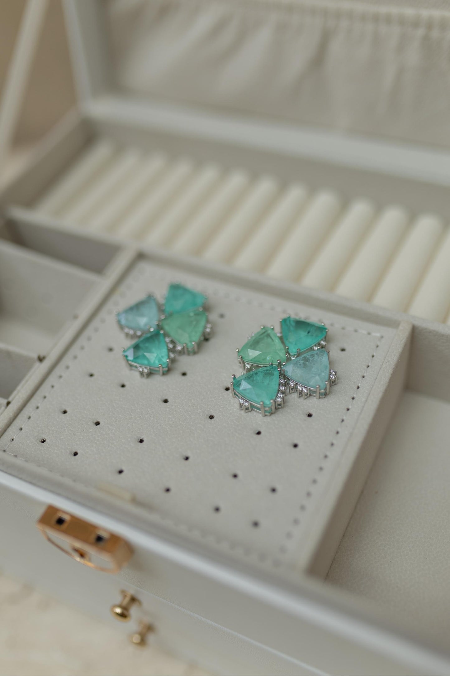 Brinco Turmalina Triangulares Ródio Branco