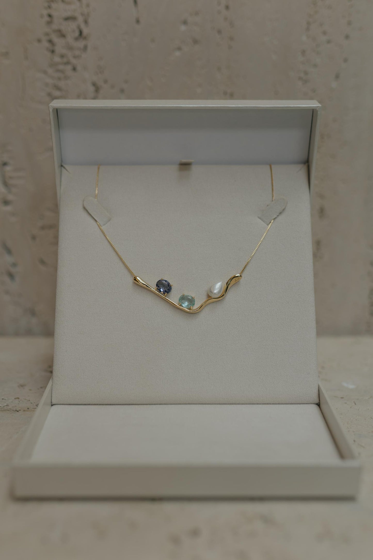 Colar Pingente Orgânico Zircônias e Pérola Dourado