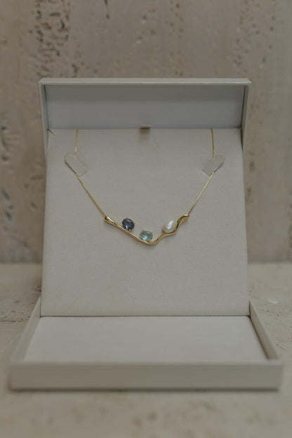 Colar Pingente Orgânico Zircônias e Pérola Dourado