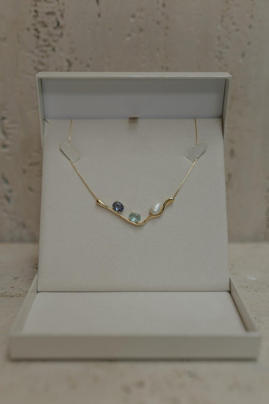 Colar Pingente Orgânico Zircônias e Pérola Dourado