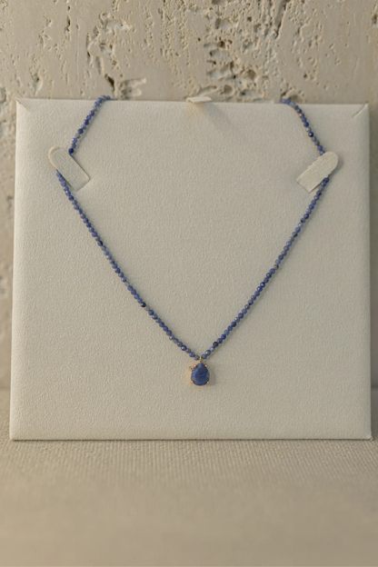 Colar Choker Sodalita Pingente Gota Dourado