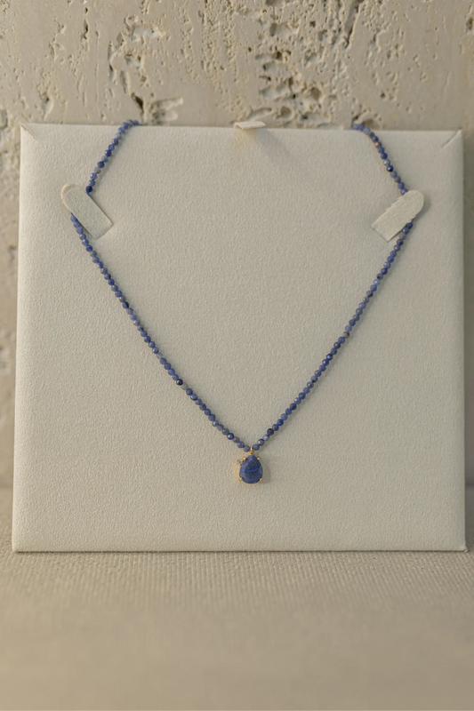 Colar Choker Sodalita Pingente Gota Dourado