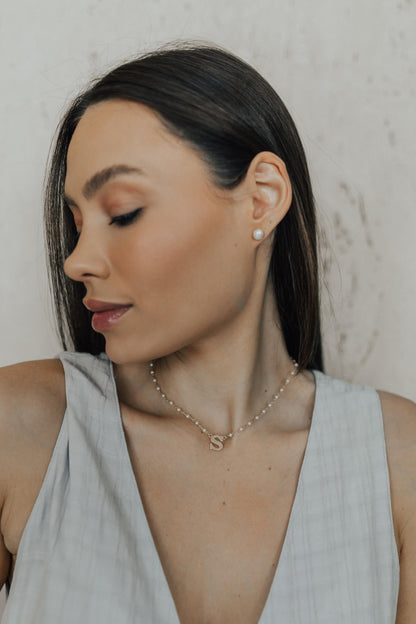 Colar Pérola Letra Dourado