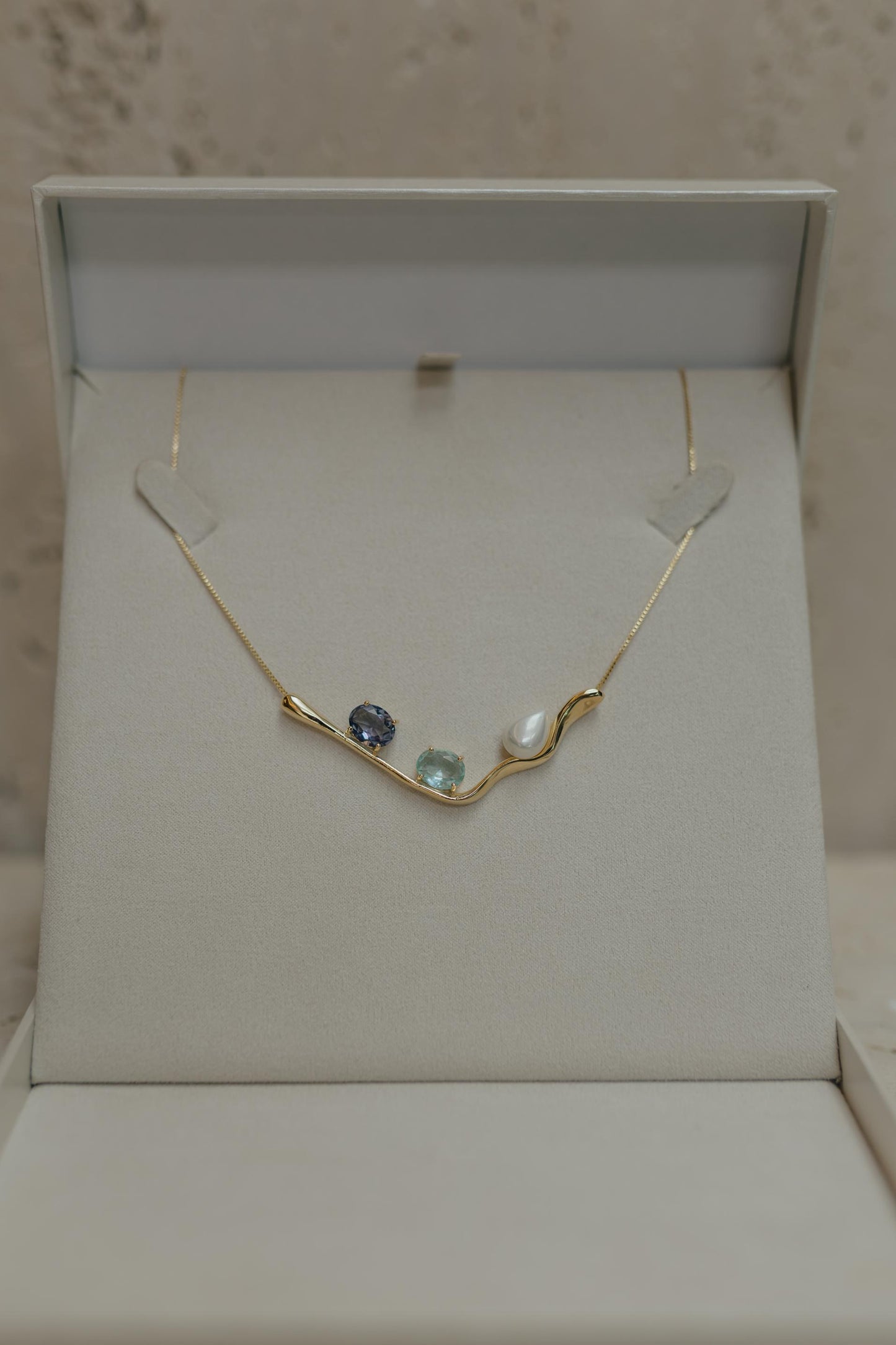 Colar Pingente Orgânico Zircônias e Pérola Dourado