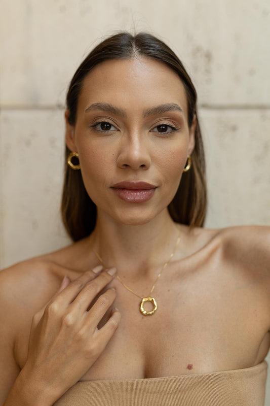 Colar Com Pingente Redondo Orgânico Dourado