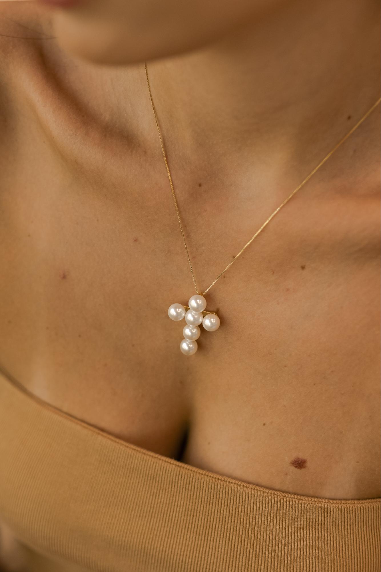 Colar Crucifixo de Pérola Dourado