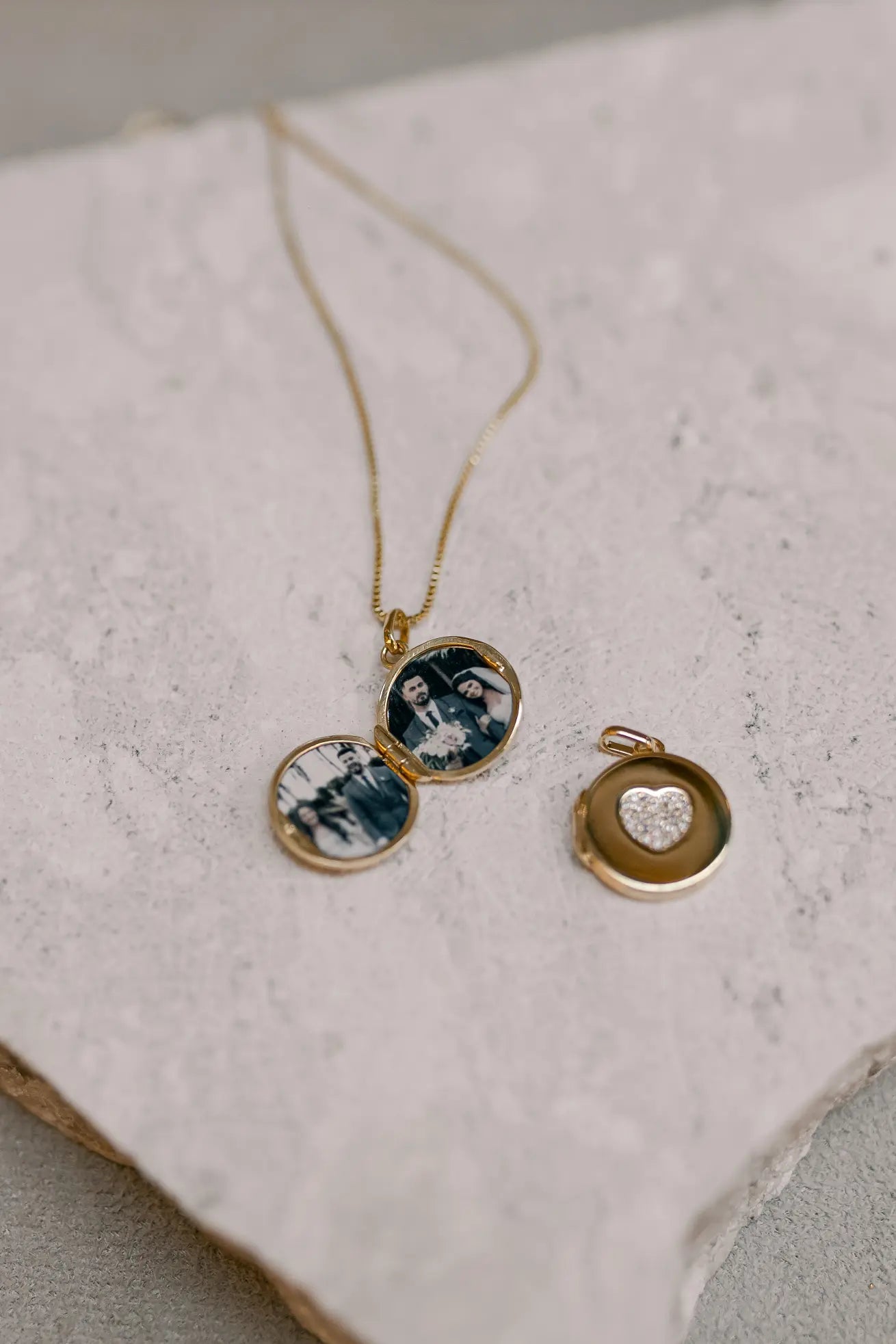 Colar Relicário Coração Cravejado Mini Dourado