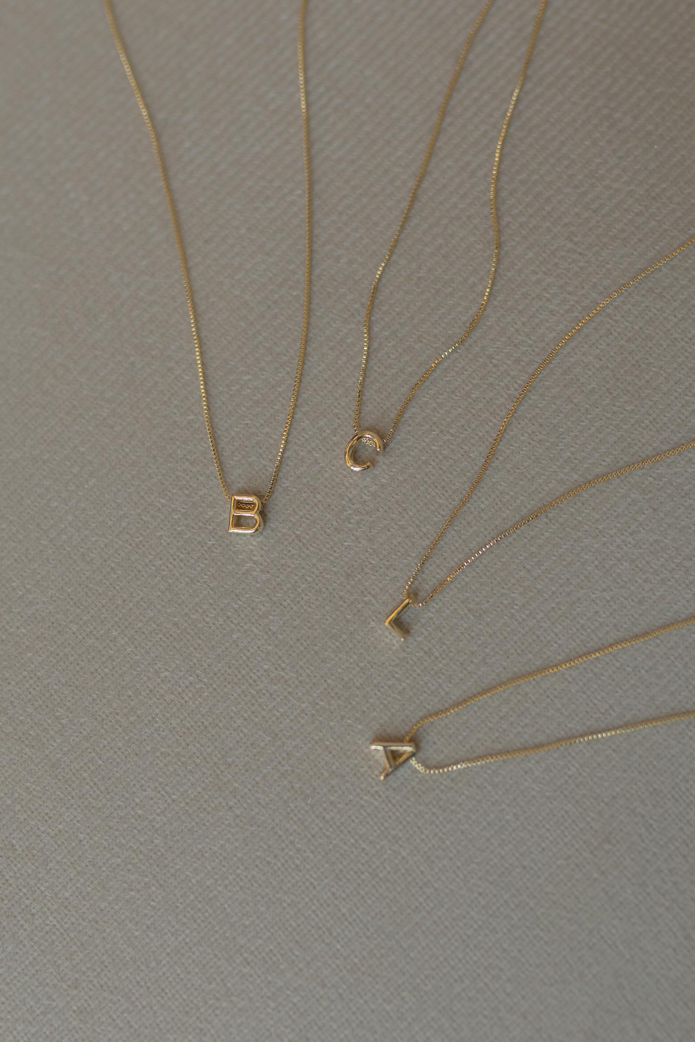 Colar Letra Dourado