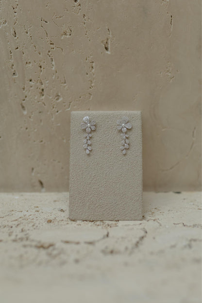 Brinco Flor Petálas Pérola Prata 925 Ródio Branco