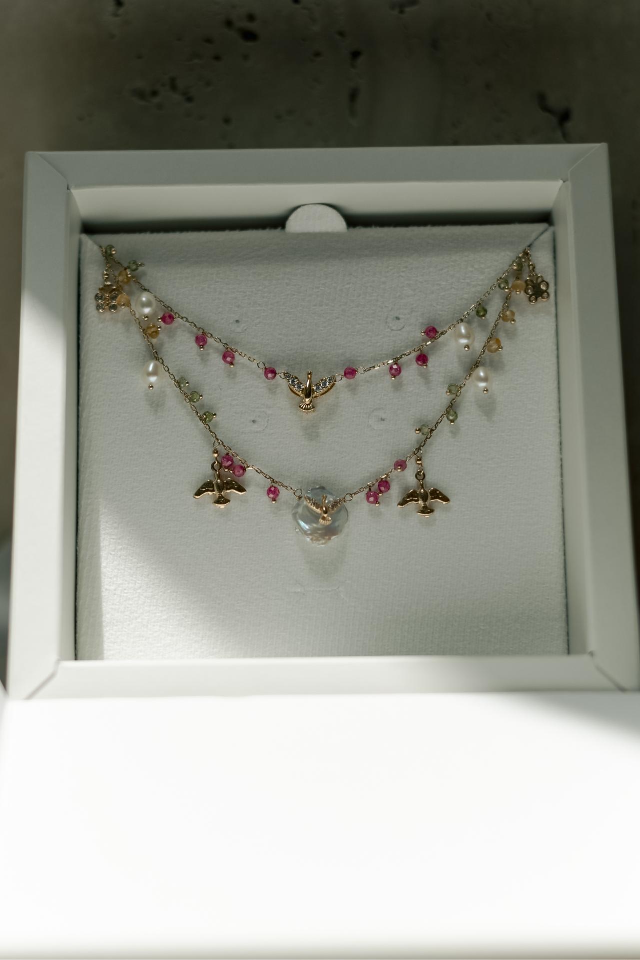 Colar Escapulário Pedras com Pérola Espírito Santo Dourado