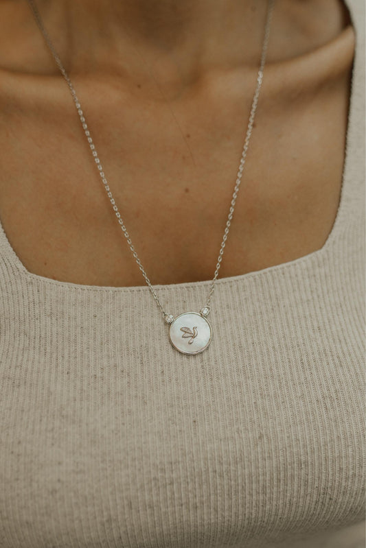 Colar Escapulário Espírito Santo e Cruz Madrepérola Ródio Branco