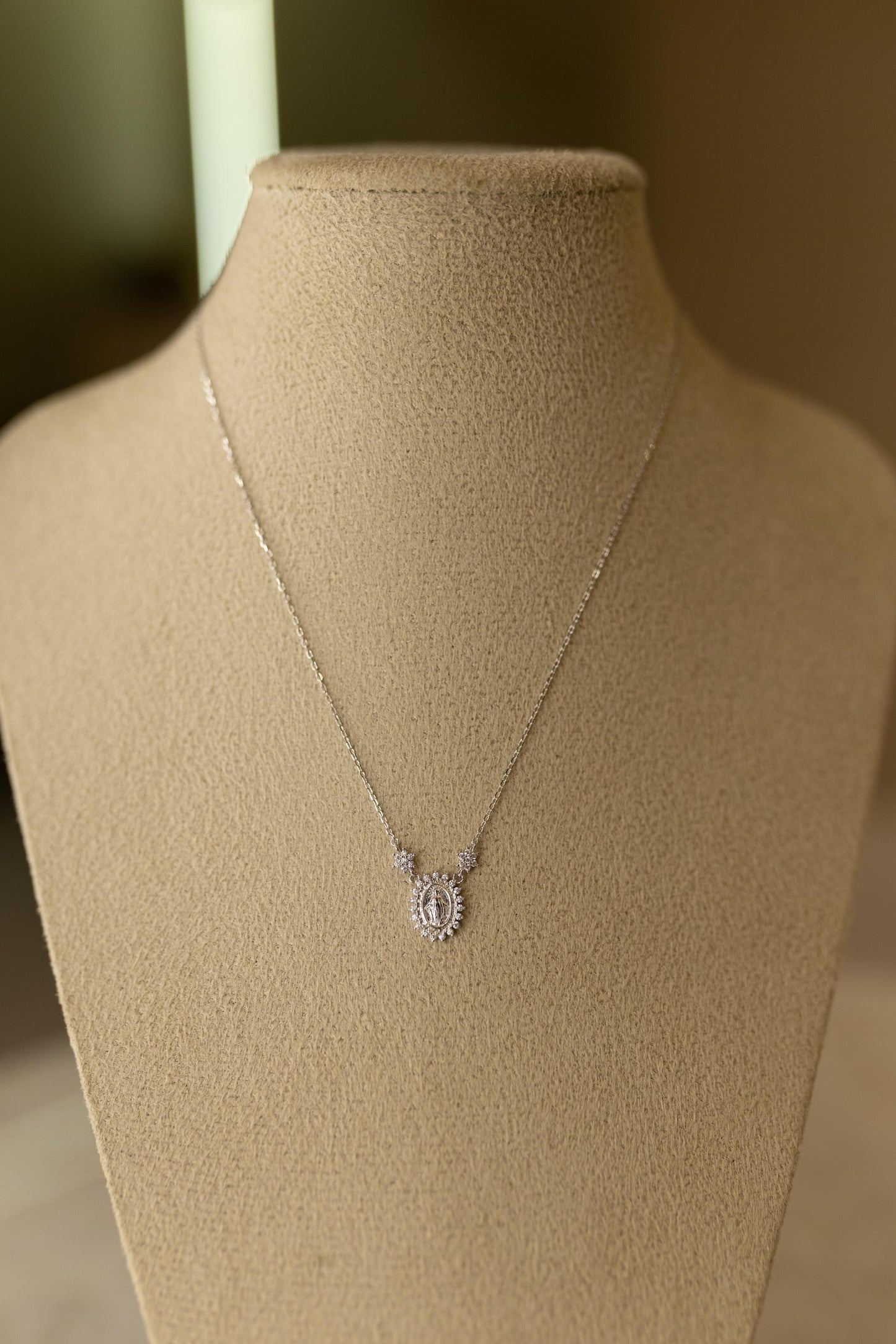 Colar Mini Nossa Senhora das Graças Flores Moissanite Prata 925