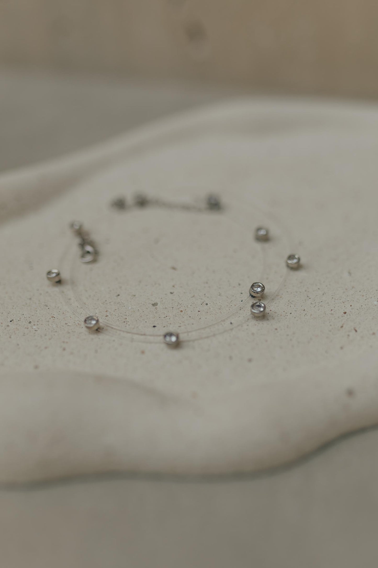 Colar Fio de Nylon Pontos de Luz Ródio Branco