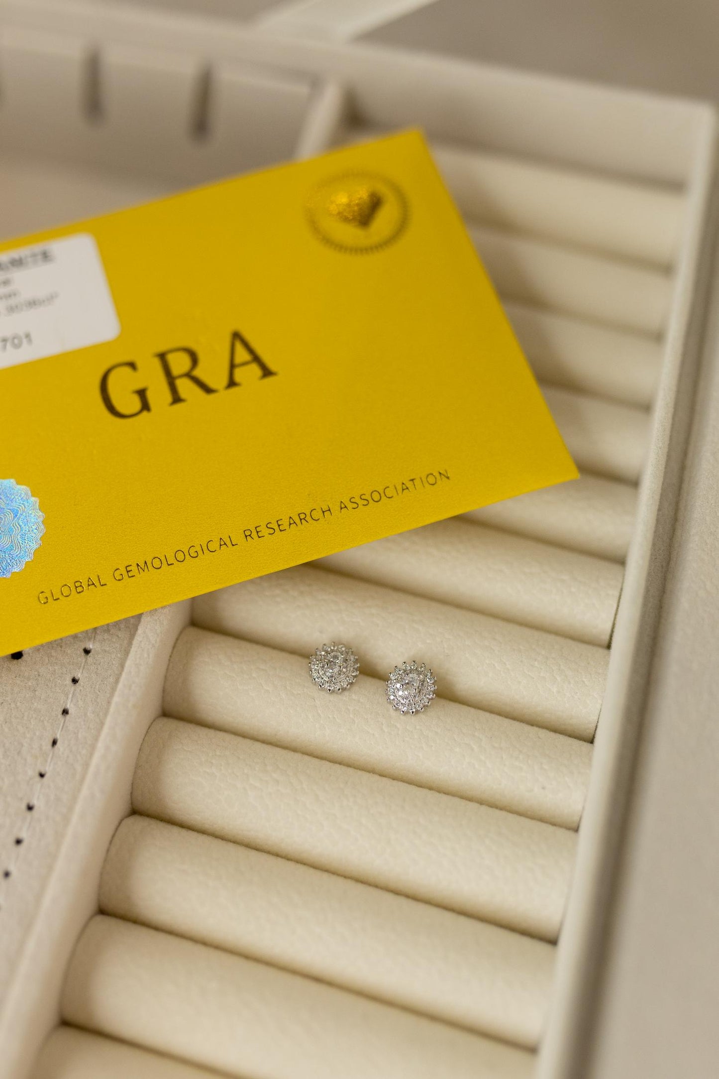 Brinco Oval 8mm Moissanite Prata 925 Ródio Branco