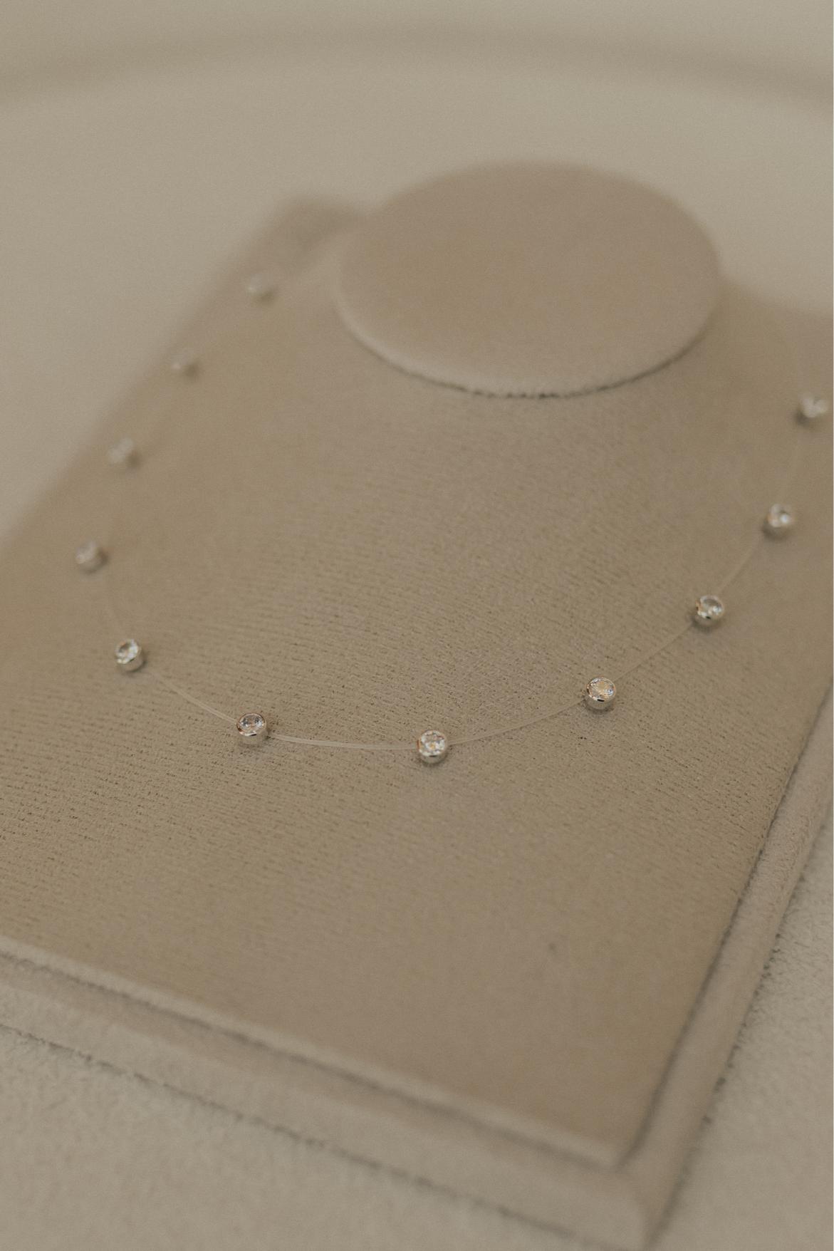 Colar Fio de Nylon Pontos de Luz Ródio Branco