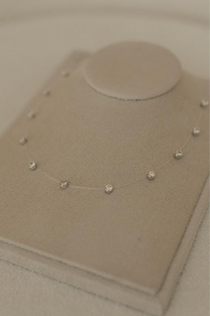 Colar Fio de Nylon Pontos de Luz Ródio Branco