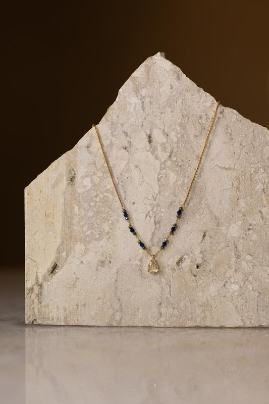 Colar Pedras Naturais e Gota Dourado