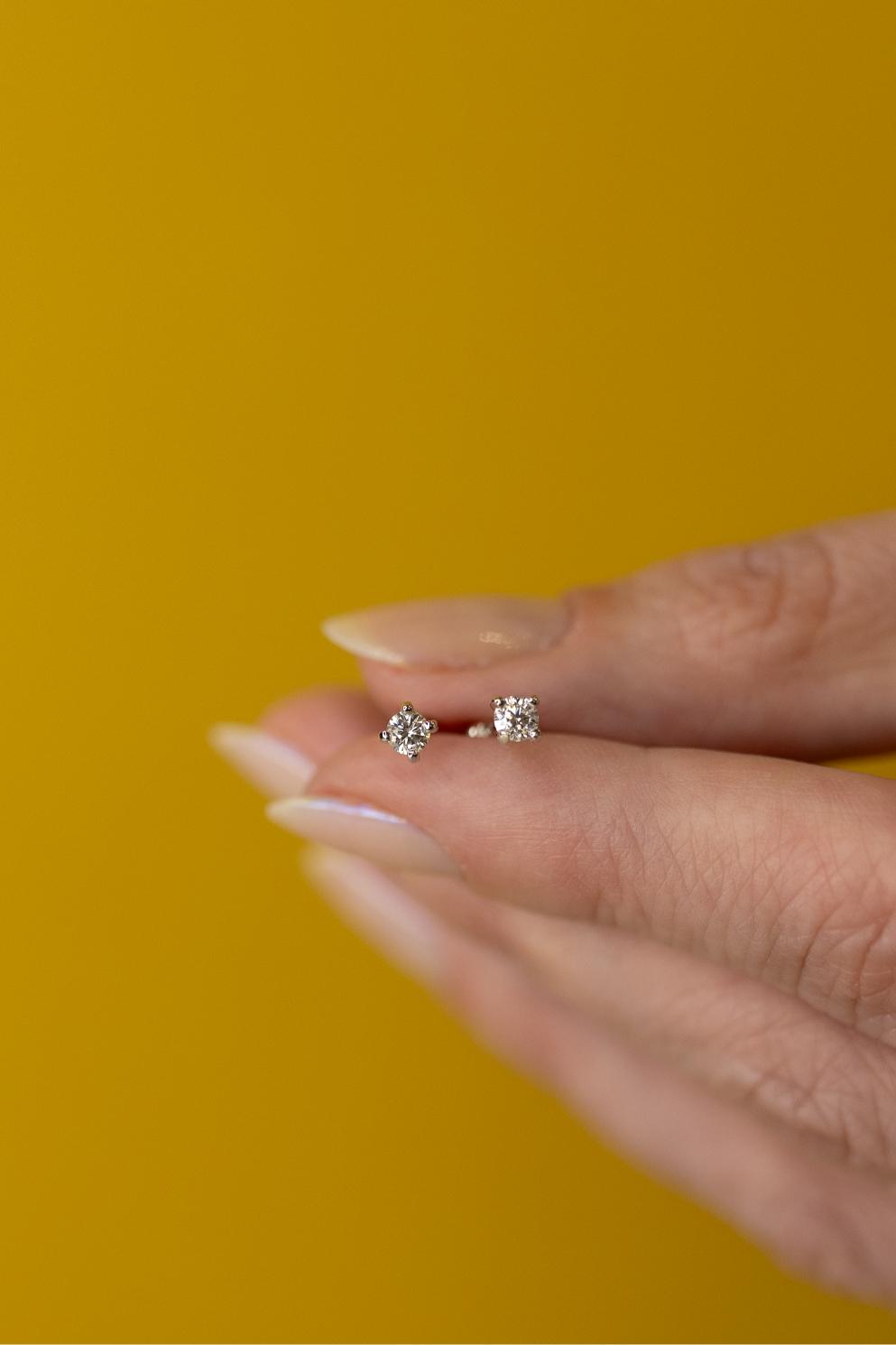Brinco Pino Baby Ponto de Luz 3mm Moissanite Prata 925 Ródio Branco