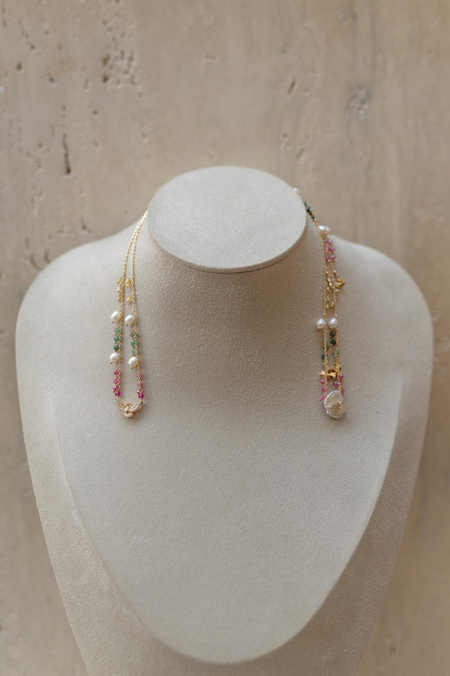 Colar Escapulário Espírito Santo Pedras Naturais Madrepérola Dourado