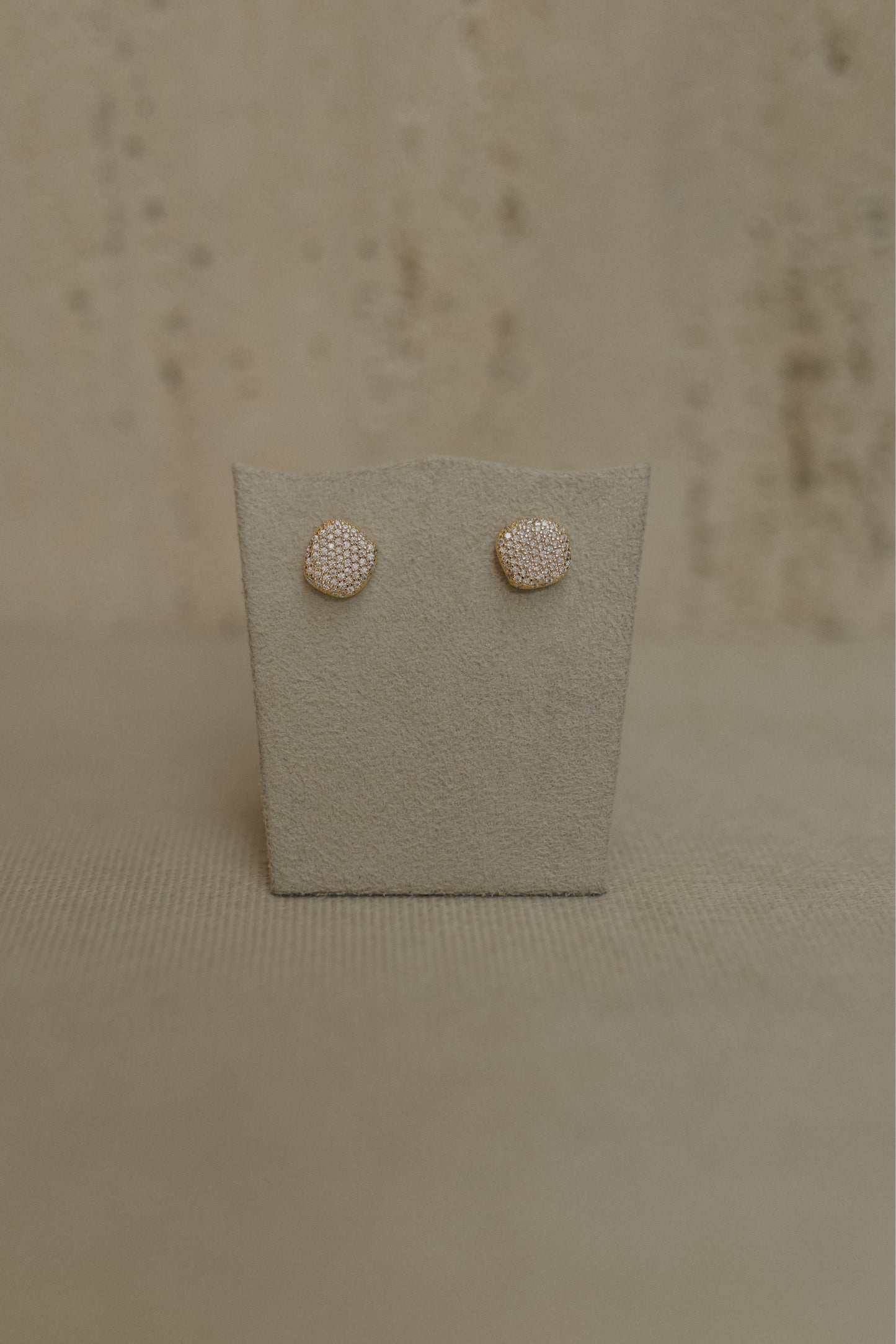 Brinco Orgânico Cravejado Dourado GG